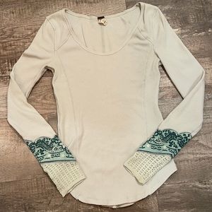Free people long sleeves T w/ embroidered cuffs light sage